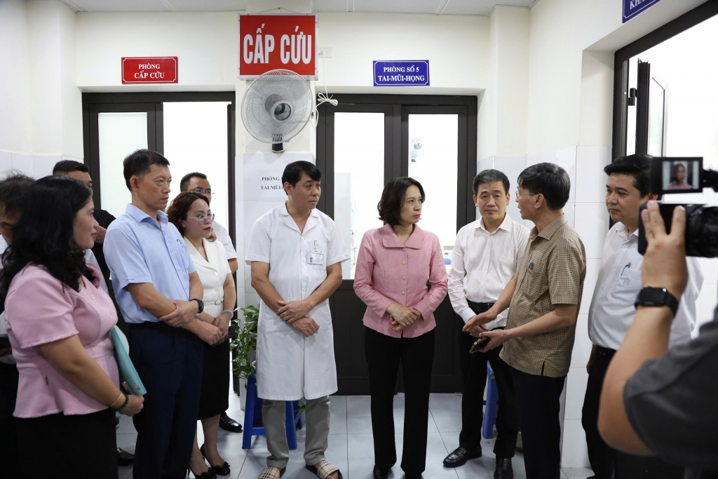 Thứ trưởng Bộ Y tế Nguyễn Thị Liên Hương đánh giá cao công tác phòng chống dịch của phường Cửa Nam.
