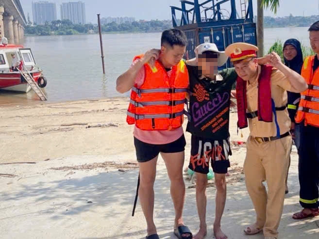 Nam thanh niên được lực lượng chức năng đưa lên bờ an toàn. Ảnh: CQCA