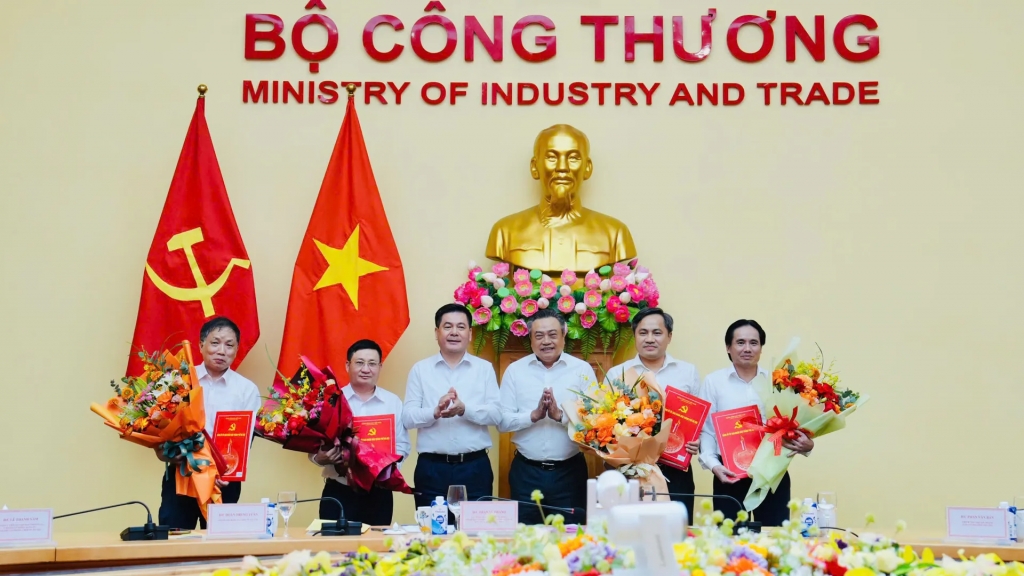 Đảng ủy UBND Thành phố Hà Nội chuyển giao 4 tổ chức Đảng về trực thuộc Đảng bộ Bộ Công Thương