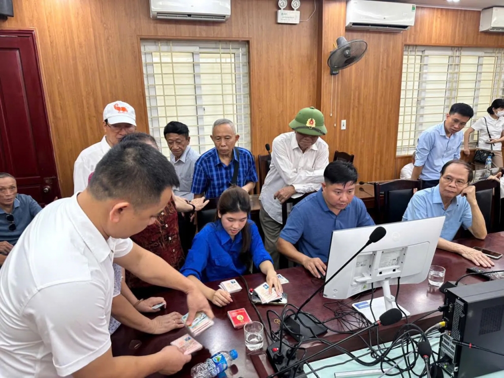 Tuổi trẻ phường Việt Hưng hỗ trợ cán bộ, đảng viên cấp đổi thẻ Đảng viên. Ảnh: N.Q Tuổi trẻ phường Việt Hưng hỗ trợ cán bộ, đảng viên cấp đổi thẻ Đảng viên. Ảnh: N.Q