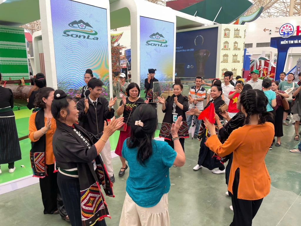 Người dân hào hứng hòa mình vào điệu xòe rộn ràng của dân tộc Thái. Ảnh: Thu Trang