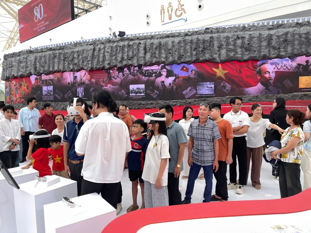 Người dân tham gia trải nghiệm kính thực tế ảo tại gian hàng của thành phố Hồ Chí Minh. Ảnh: Thu Trang