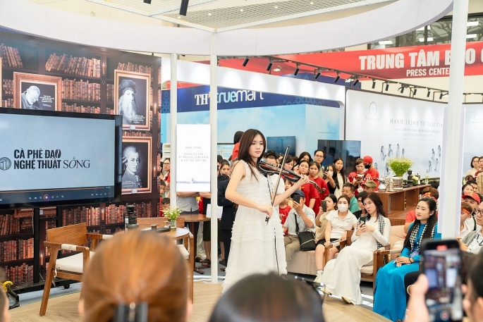 Các người đẹp tỏa sáng cùng Trung Nguyên Legend tại triển lãm A80