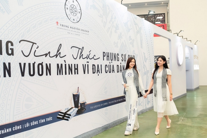 Các người đẹp tỏa sáng cùng Trung Nguyên Legend tại triển lãm A80