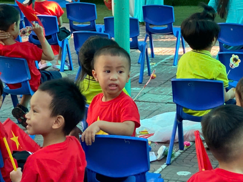 Những khoảnh khắc đáng yêu của các em nhỏ trong ngày khai giảng