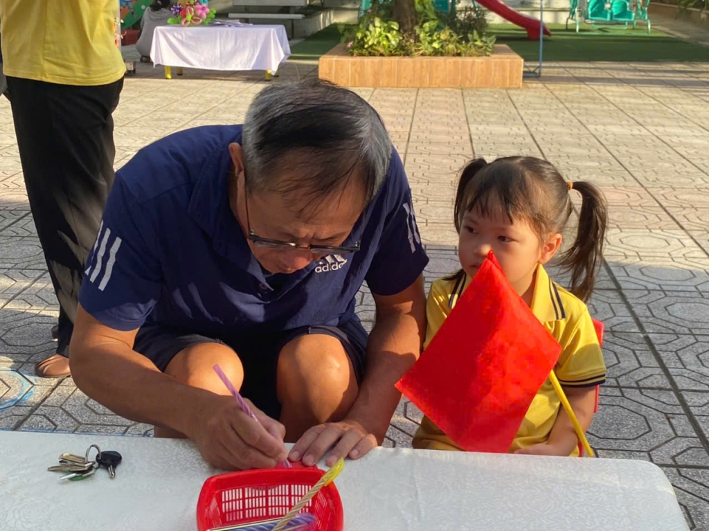 Những khoảnh khắc đáng yêu của các em nhỏ trong ngày khai giảng