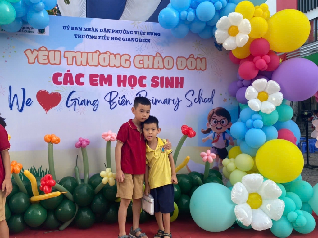 Những khoảnh khắc đáng yêu của các em nhỏ trong ngày khai giảng