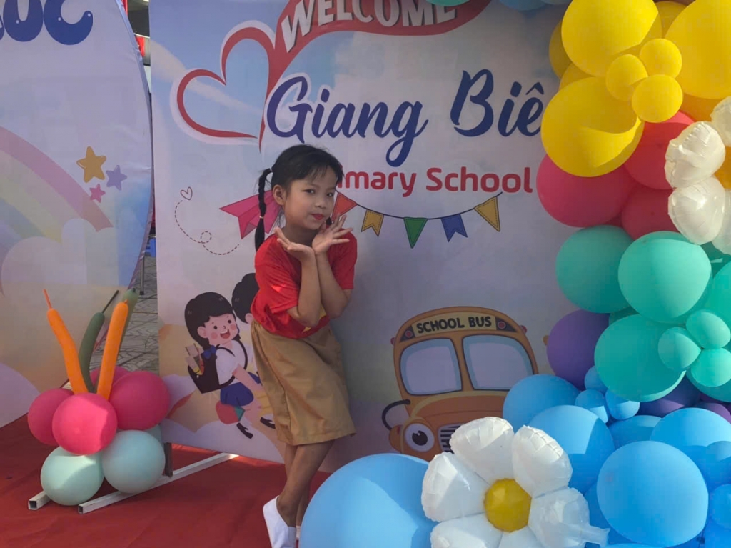 Những khoảnh khắc đáng yêu của các em nhỏ trong ngày khai giảng