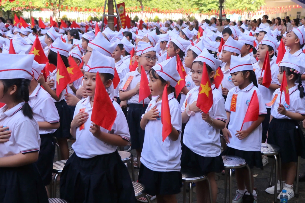 Những khoảnh khắc đáng yêu của các em nhỏ trong ngày khai giảng