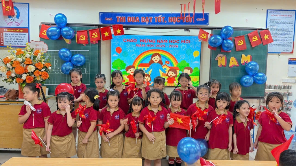 Những khoảnh khắc đáng yêu của các em nhỏ trong ngày khai giảng