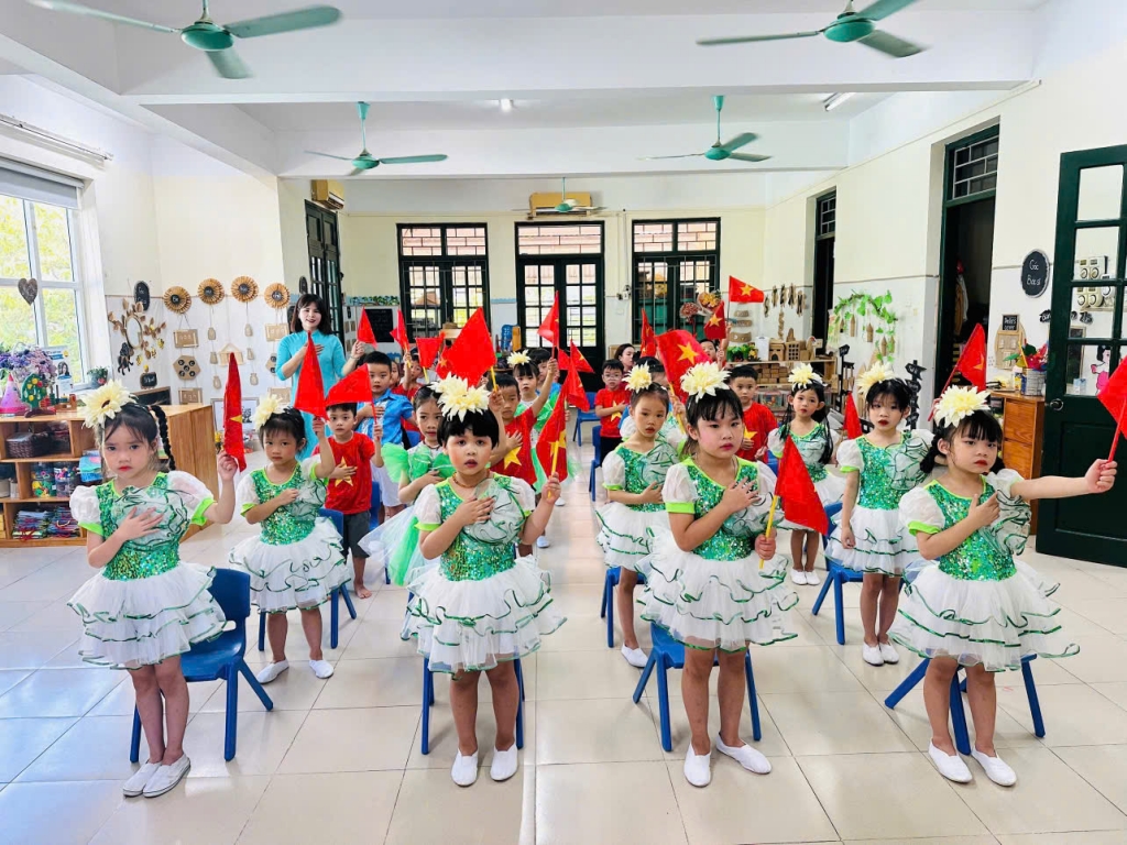 Những khoảnh khắc đáng yêu của các em nhỏ trong ngày khai giảng