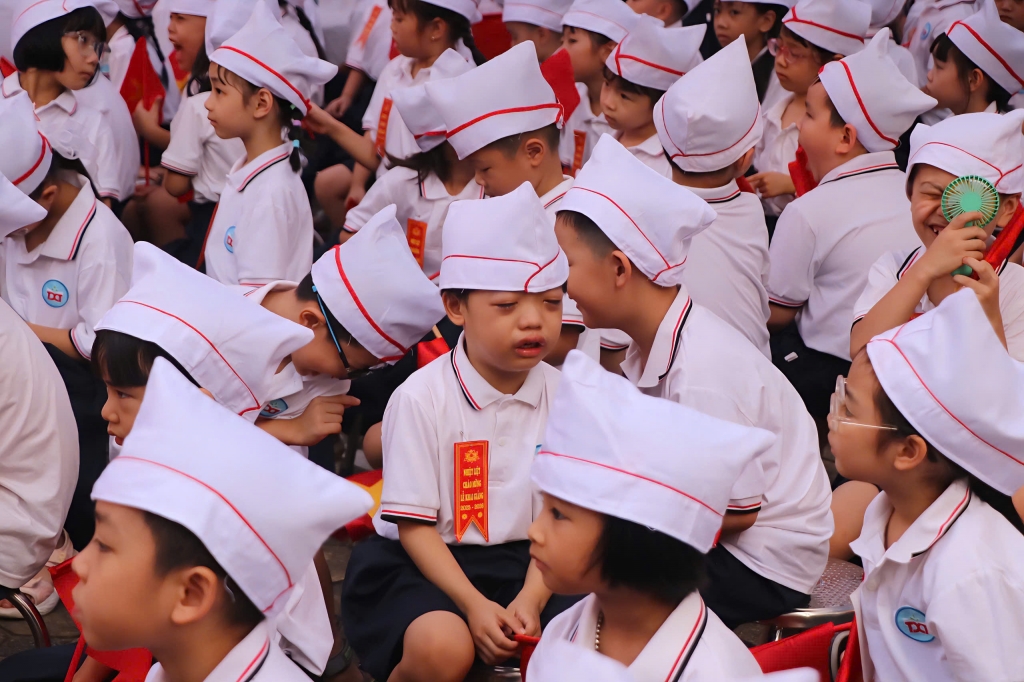 Những khoảnh khắc đáng yêu của các em nhỏ trong ngày khai giảng