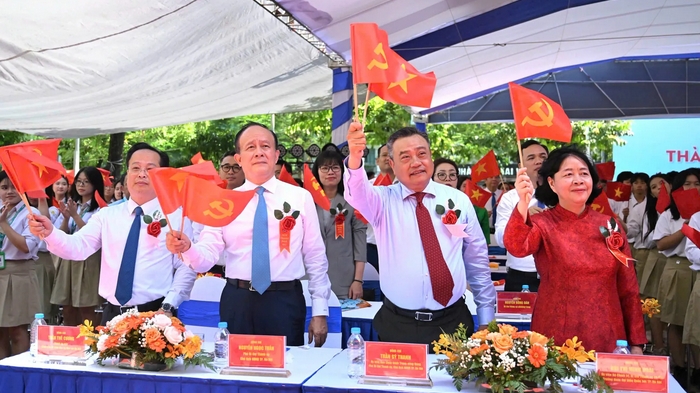 Bí thư Thành ủy Bùi Thị Minh Hoài dự Lễ khai giảng tại Trường THPT Phan Huy Chú