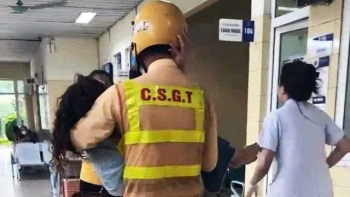 Cảnh sát giao thông Hà Nội mở đường đưa người phụ nữ bị sốc phản vệ đến bệnh viện cấp cứu