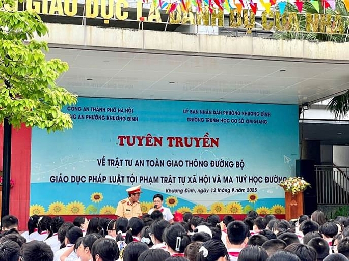 Tiếp tục xây dựng và nhân rộng mô hình “Cổng trường an toàn giao thông” Tiếp tục xây dựng và nhân rộng mô hình “Cổng trường an toàn giao thông”