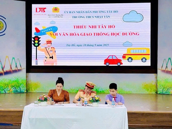 Tiếp tục xây dựng và nhân rộng mô hình “Cổng trường an toàn giao thông” Tiếp tục xây dựng và nhân rộng mô hình “Cổng trường an toàn giao thông”