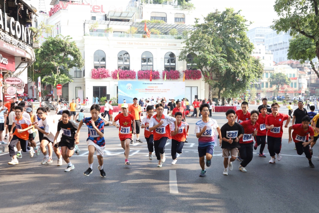Sôi nổi chung kết giải chạy Báo Hànộimới lần thứ 50 - Vì hòa bình phường Hoàn Kiếm năm 2025