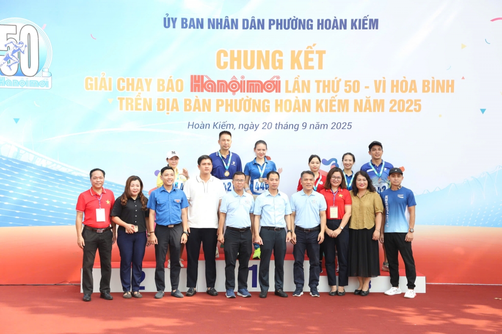 Ban tổ chức trao giải cho các VĐV xuất sắc. Ban tổ chức trao giải cho các VĐV xuất sắc.