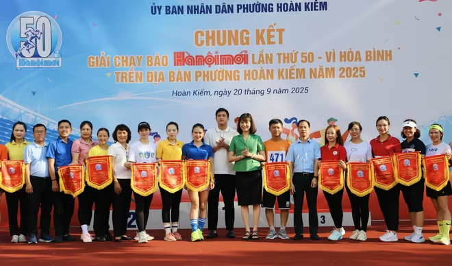 Ban tổ chức tặng cờ lưu niệm cho đại diện các đoàn tham dự chung kết Ban tổ chức tặng cờ lưu niệm cho đại diện các đoàn tham dự chung kết