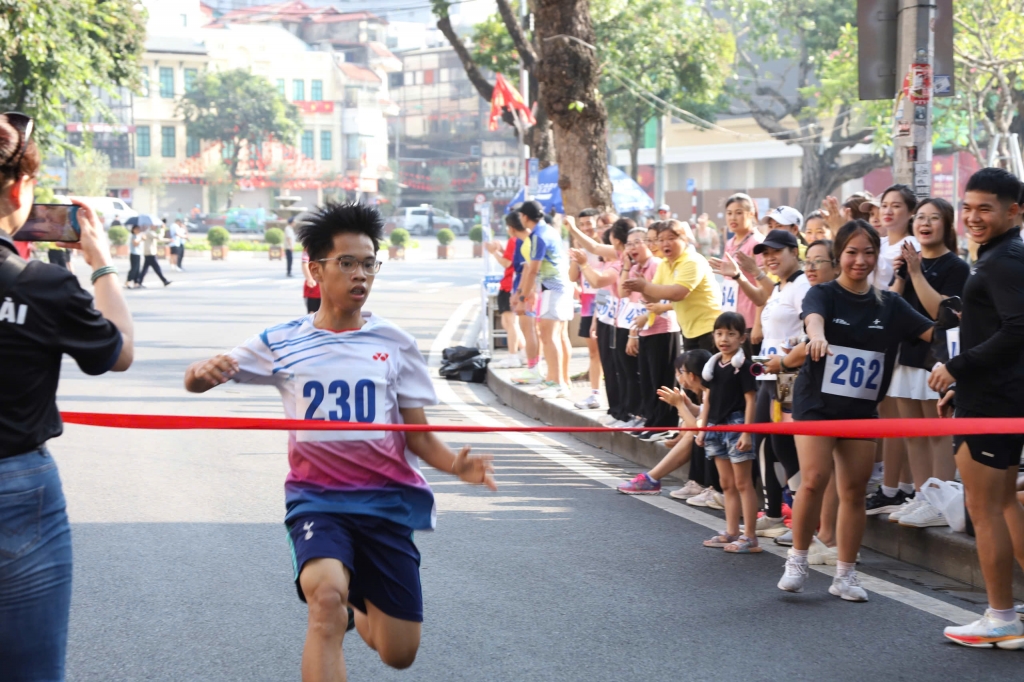Sôi nổi chung kết giải chạy Báo Hànộimới lần thứ 50 - Vì hòa bình phường Hoàn Kiếm năm 2025