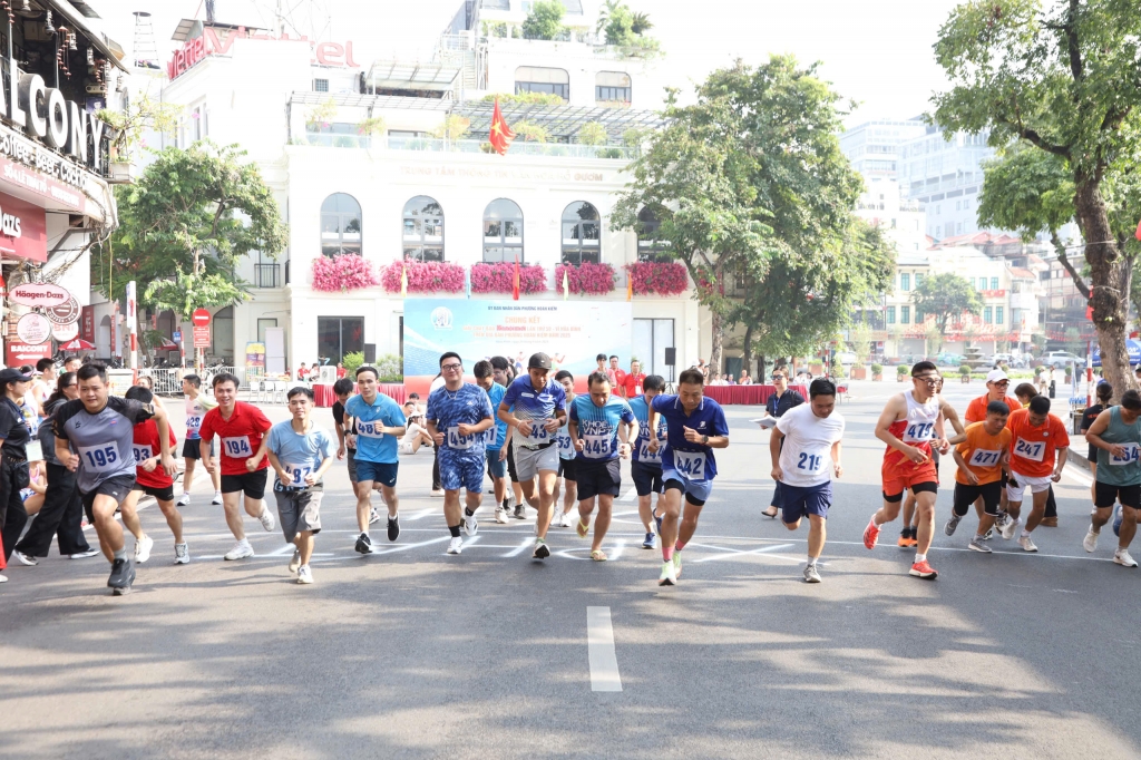Sôi nổi chung kết giải chạy Báo Hànộimới lần thứ 50 - Vì hòa bình phường Hoàn Kiếm năm 2025