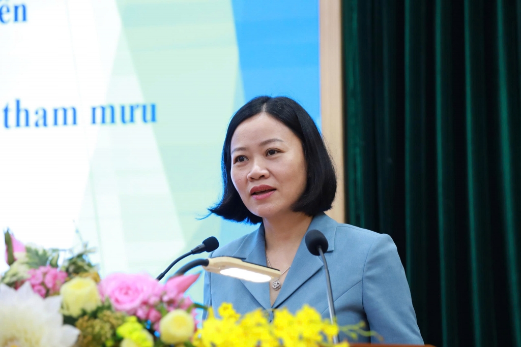 Ủy viên Ủy ban Kiểm tra Thành ủy Hà Nội Trần Thị Thu Hương truyền đạt nội dung của lớp bồi dưỡng nghiệp vụ