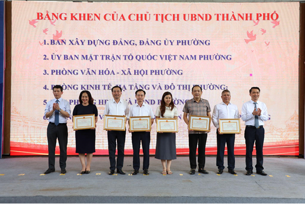 Trưởng Ban Thi đua – Khen thưởng TP Hà Nội Nguyễn Công Bằng và Bí thư Đảng ủy, Chủ tịch HĐND phường Cửa Nam Phạm Tuấn Long trao tặng bằng khen của Chủ tịch UBND Thành phố Hà Nội cho tập thể đật thành tích trong hoạt động kỷ niệm