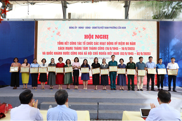 Phó Bí thư Thường trực Đảng ủy phường Phạm Thị Thu Thủy trao tặng bằng khen cho các cá nhân, tập thể đạt thành tích trong hoạt động kỷ niệm