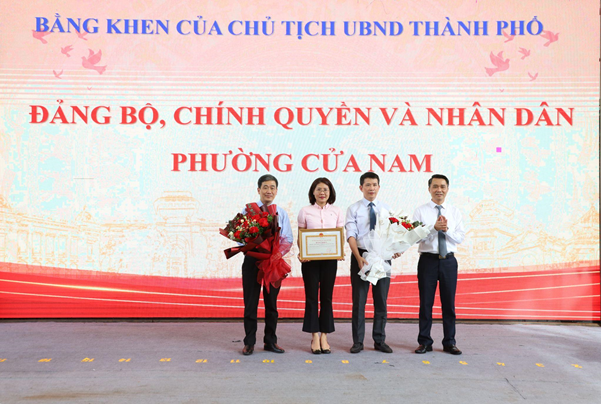 Trưởng Ban Thi đua – Khen thưởng TP Hà Nội Nguyễn Công Bằng trao tặng hoa và bằng khen cho Đảng bộ, chính quyền và nhân dân phường Cửa Nam 