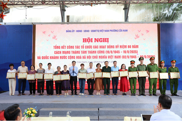 Phó Bí thư Đảng ủy, Chủ tịch UBND phường Nguyễn Quốc Hoàn trao tặng bằng khen cho các cá nhân, tập thể đạt thành tích trong hoạt động kỷ niệm