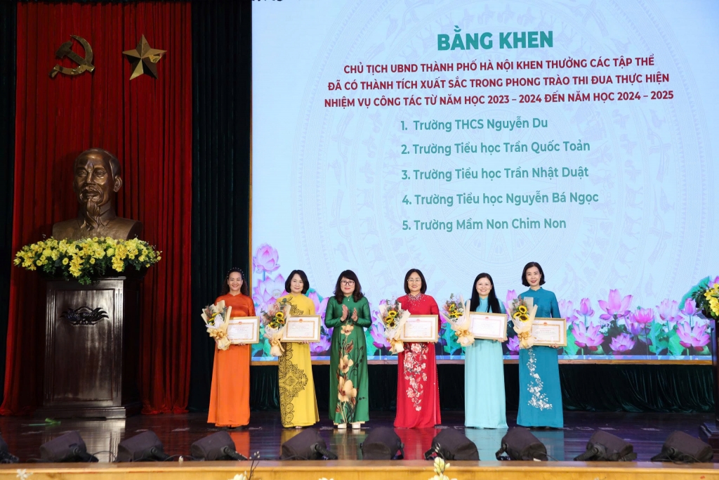 Chủ tịch UBMTTQ phường Hoàn Kiếm Nguyễn Thị Ngọc Anh trao tặng bằng khen của Chủ tịch UBND TP Hà Nội cho các tập thể và cá nhân đạt thành tích trong phong trào thi đua