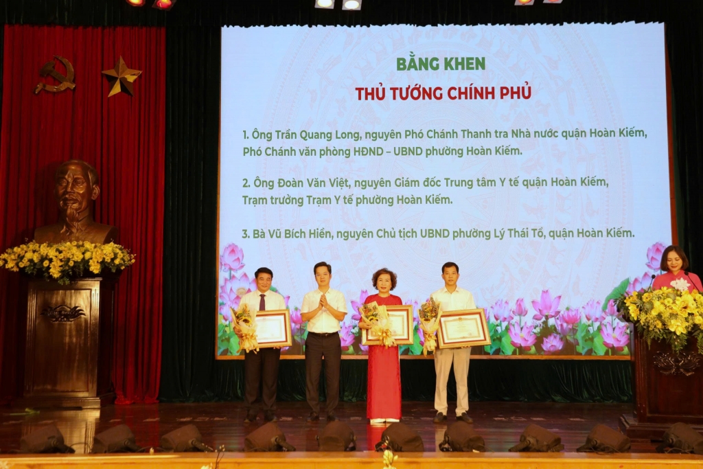 Bí thư Đảng ủy, Chủ tịch HĐND phường Vũ Đăng Định trao tặng bằng khen của Thủ tướng Chính phủ cho các cá nhân đạt thành tích trong phong trào thi đua 