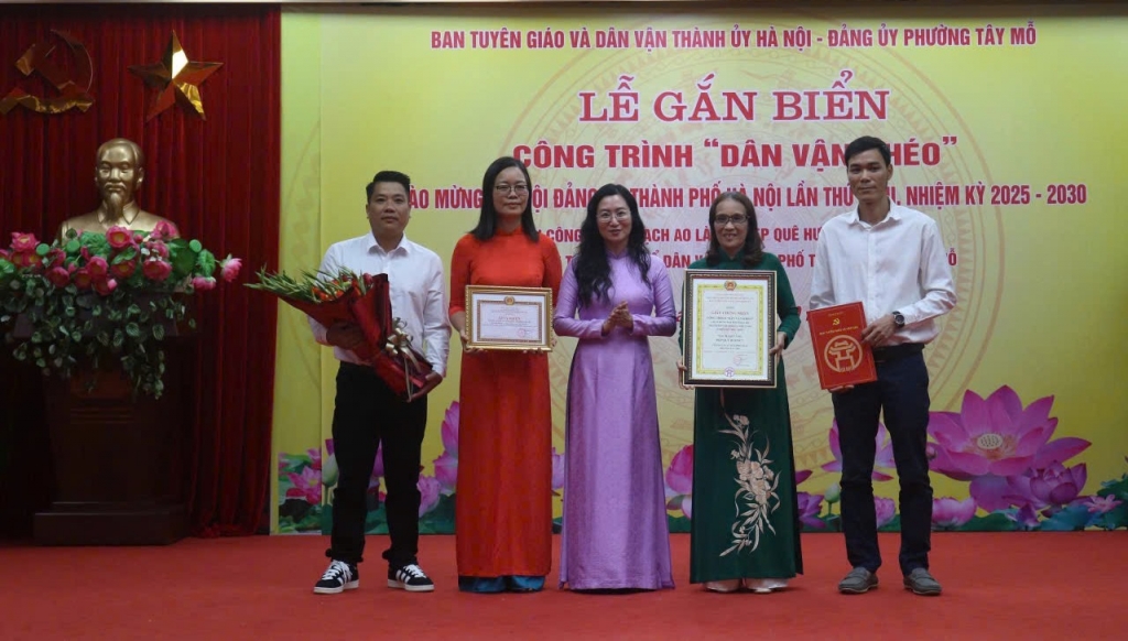 Gắn biển công trình 