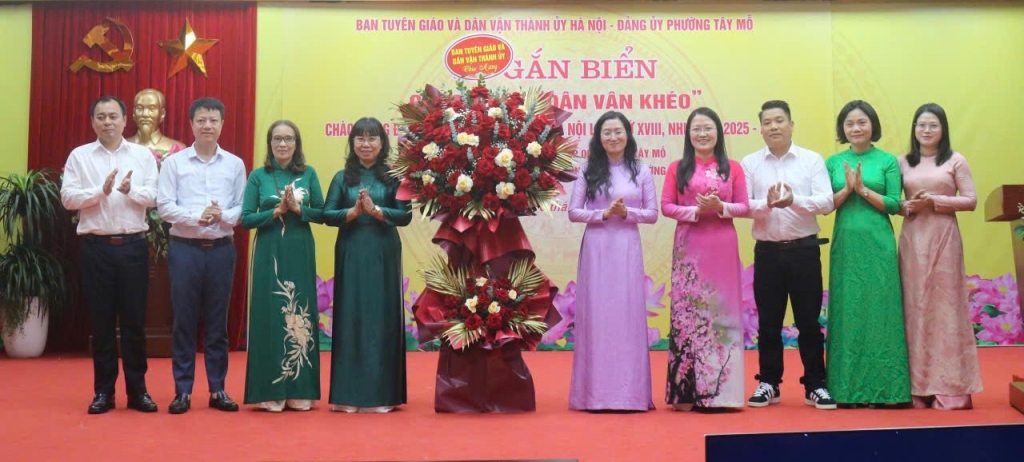 Lãnh đạo Ban Tuyên giáo và Dân vận Thành uỷ tặng hoa chức mừng lãnh đạo phường Yên Hoà.