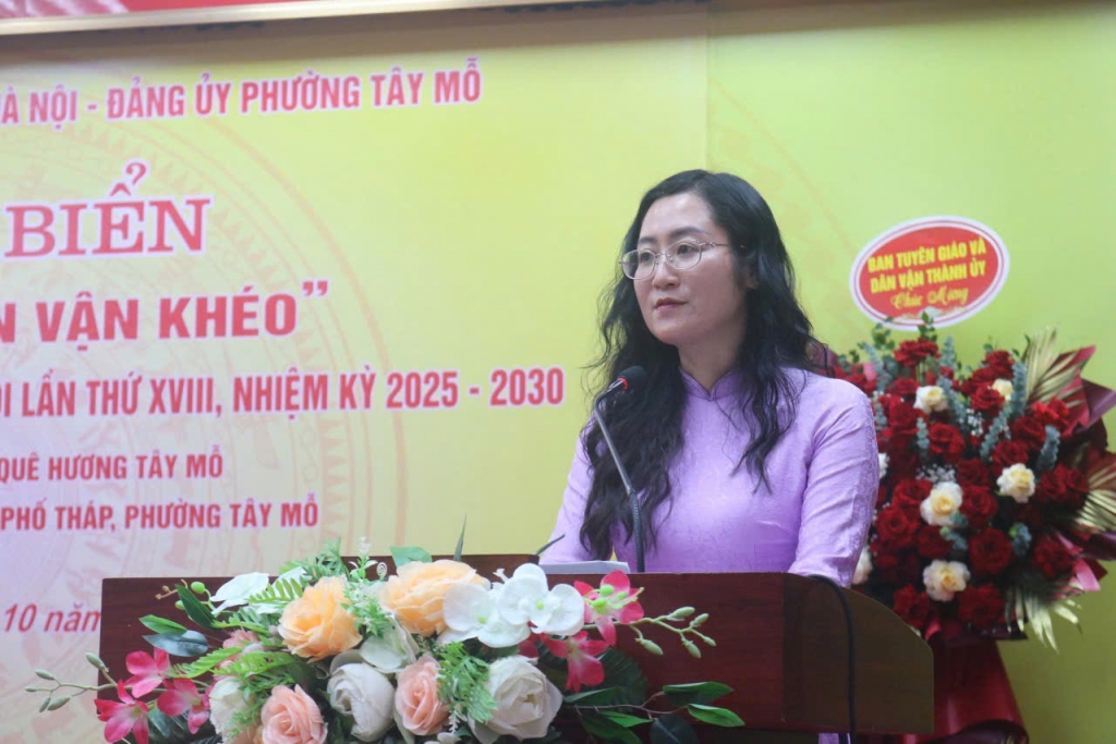 Phó trưởng Ban Tuyên giáo và Dân vận Thành ủy Hà Nội Nguyễn Thị Huệ phát biểu tại buổi lễ.