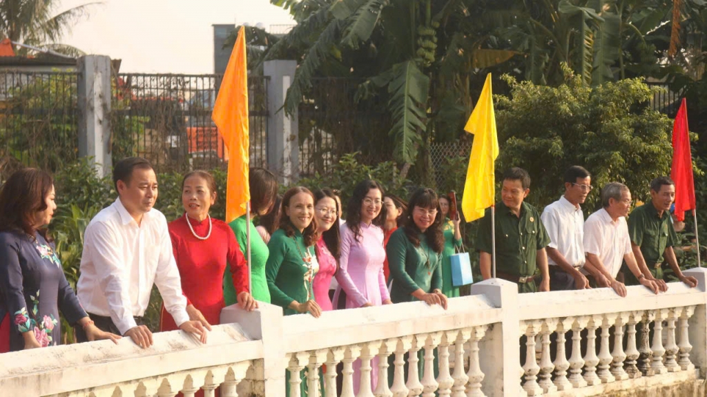 Gắn biển công trình 