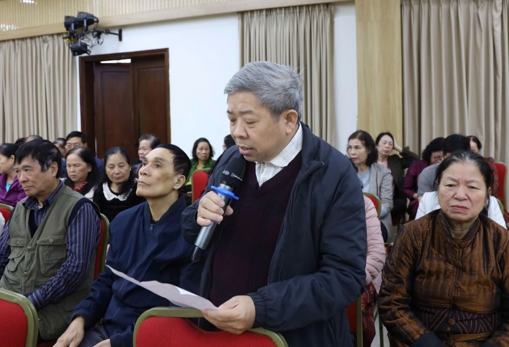 Ông Khuất Minh Trí đại diện cử tri TDP số 17 nêu ý kiến tại Hội nghị Ông Khuất Minh Trí đại diện cử tri TDP số 17 nêu ý kiến tại Hội nghị