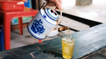 Giản dị bên cốc trà đá vỉa hè