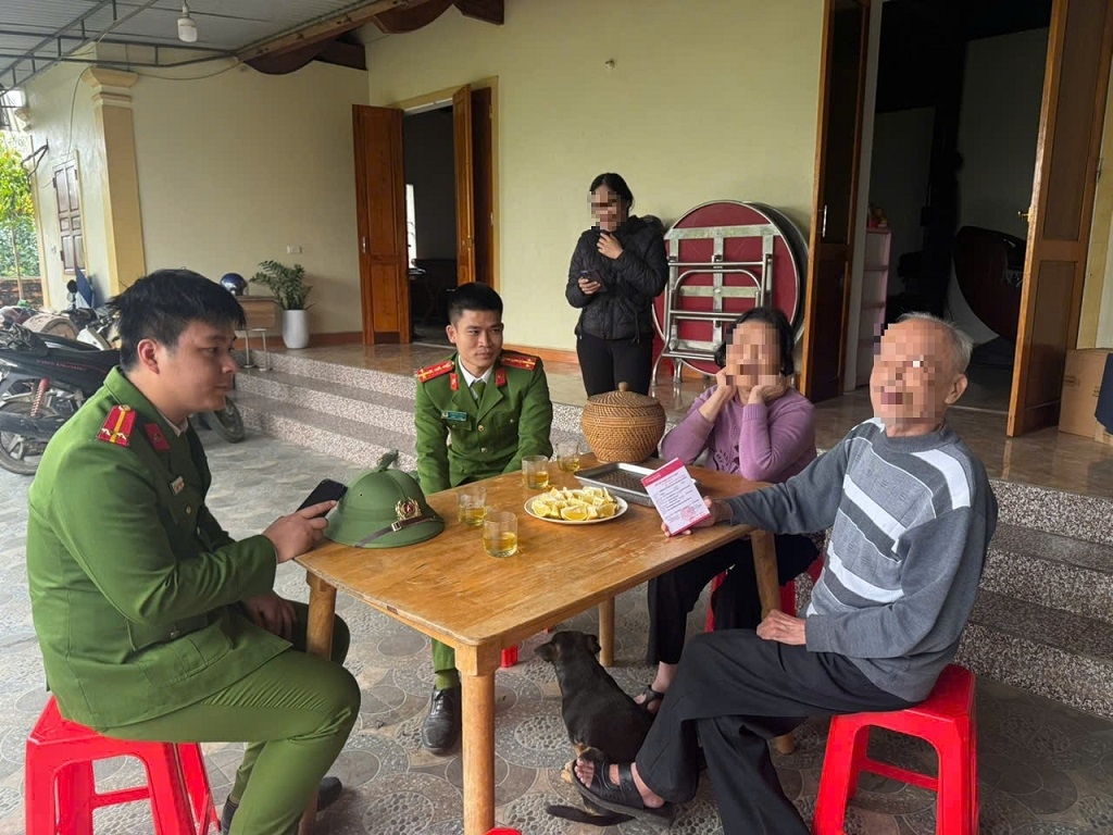 Công an xã kịp thời ngăn chặn ông L. không bị sập bẫy của những đối tượng lừa đảo. Ảnh: CQCA Công an xã kịp thời ngăn chặn ông L. không bị sập bẫy của những đối tượng lừa đảo. Ảnh: CQCA