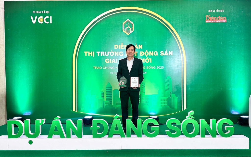 Chủ tịch HĐQT - Nhà sáng lập hệ sinh thái Tập Đoàn Lê Phong Bùi Ngươn Phong nhận giải “Dự án đáng sống năm 2025” dành cho New Lavida. Ảnh: PV