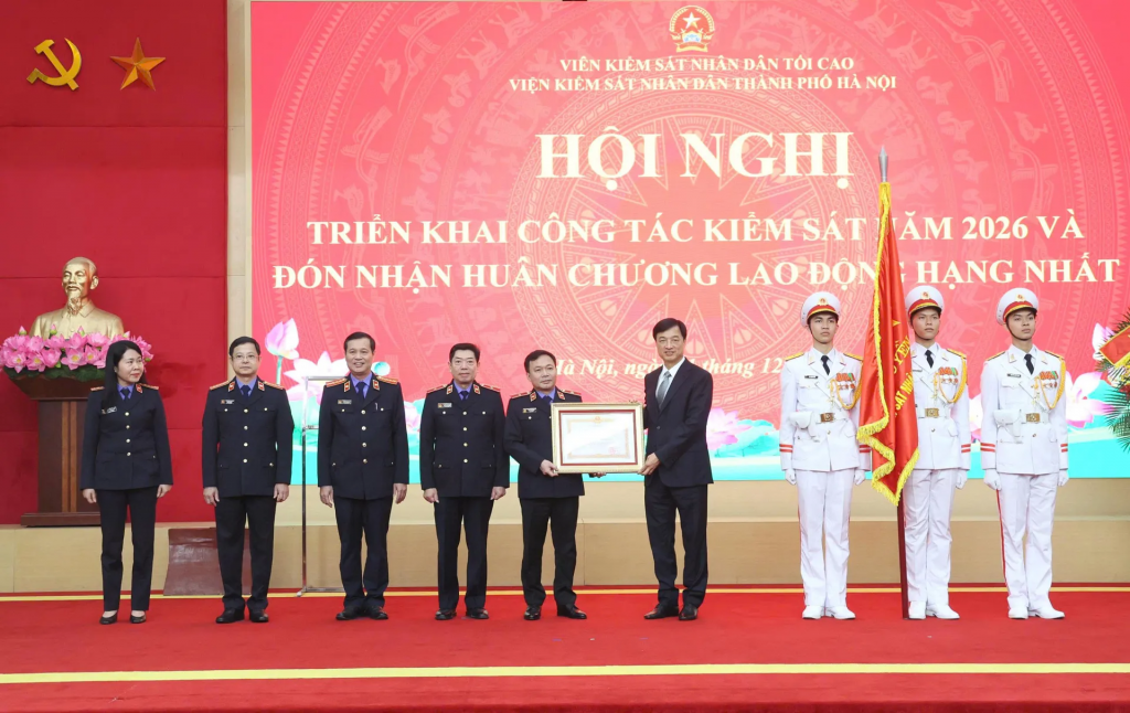 Thừa ủy quyền của Chủ tịch nước, Uỷ viên Bộ Chính trị, Bí thư Thành uỷ Hà Nội Nguyễn Duy Ngọc trao Huân chương Lao động hạng Nhất tặng VKSND TP Hà Nội. Ảnh: Hồng Nguyên