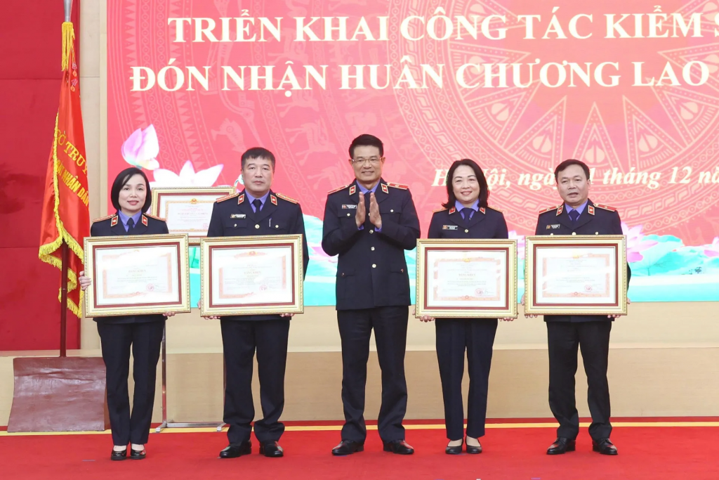 Viện trưởng VKSND TP Hà Nội Đào Thịnh Cường và 03 đồng chí khác được nhận Bằng khen của Thủ tướng Chính phủ. Ảnh: Hồng Nguyên