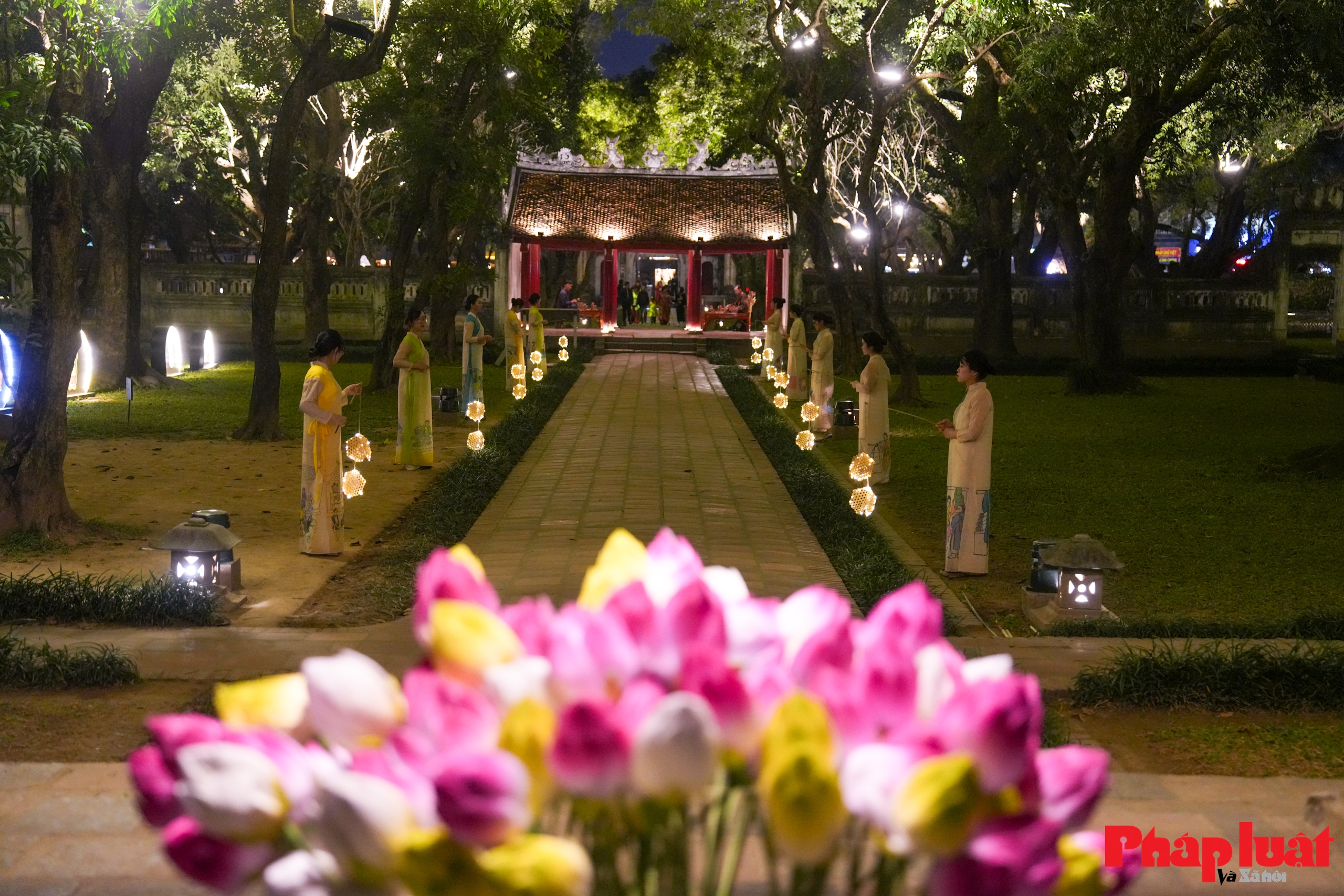 Âm sắc Việt và hành trình khám phá Văn Miếu Quốc Tử Giám trong không gian đêm Âm sắc Việt và hành trình khám phá Văn Miếu Quốc Tử Giám trong không gian đêm