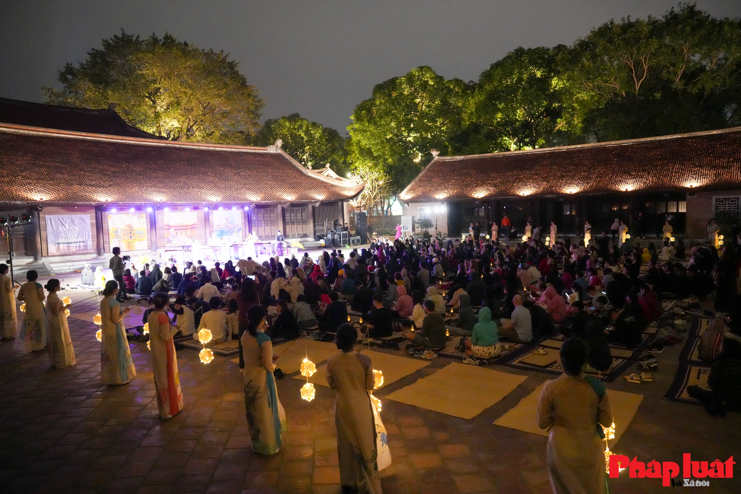 Âm sắc Việt và hành trình khám phá Văn Miếu Quốc Tử Giám trong không gian đêm Âm sắc Việt và hành trình khám phá Văn Miếu Quốc Tử Giám trong không gian đêm