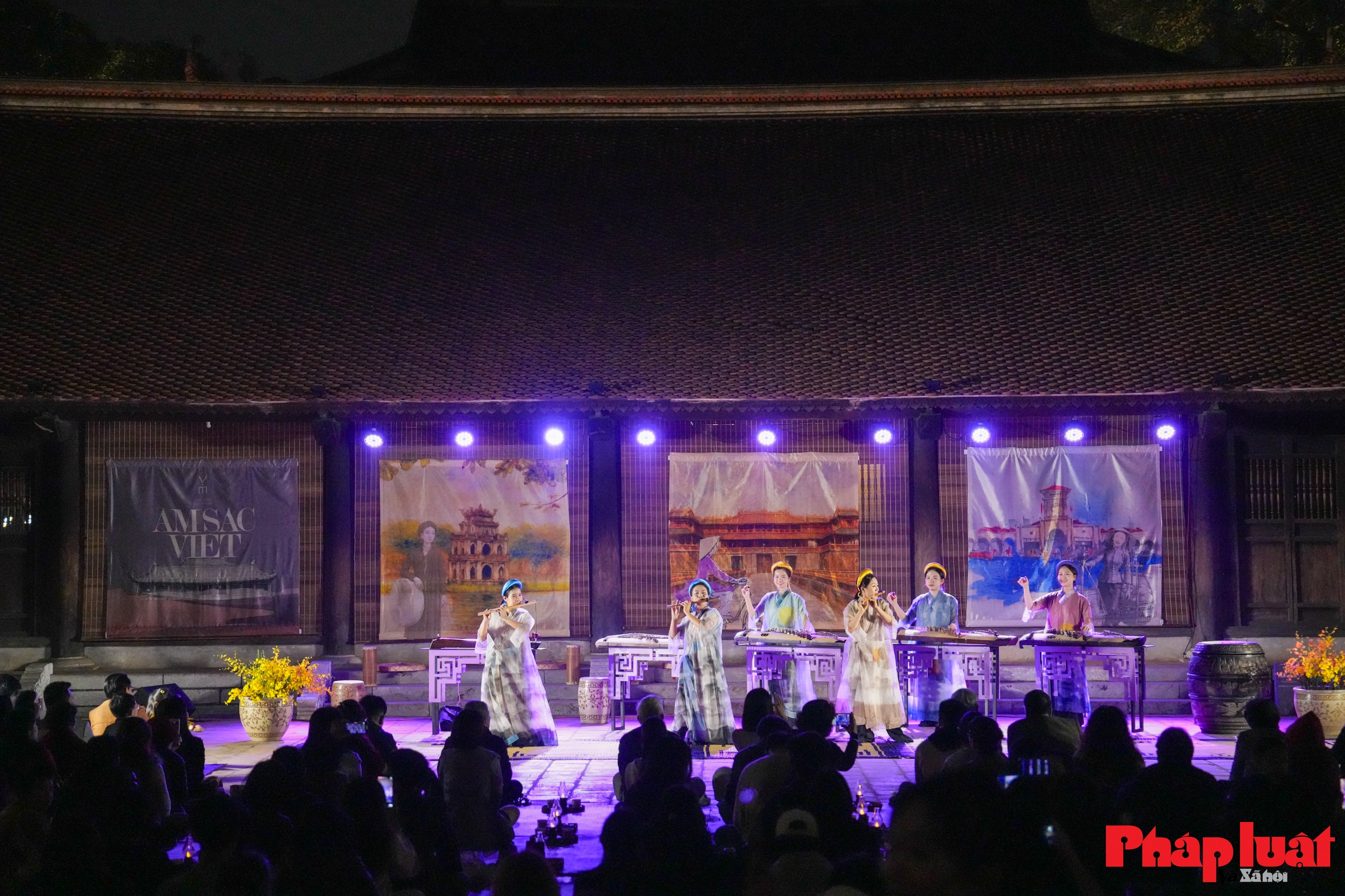 Âm sắc Việt và hành trình khám phá Văn Miếu Quốc Tử Giám trong không gian đêm Âm sắc Việt và hành trình khám phá Văn Miếu Quốc Tử Giám trong không gian đêm