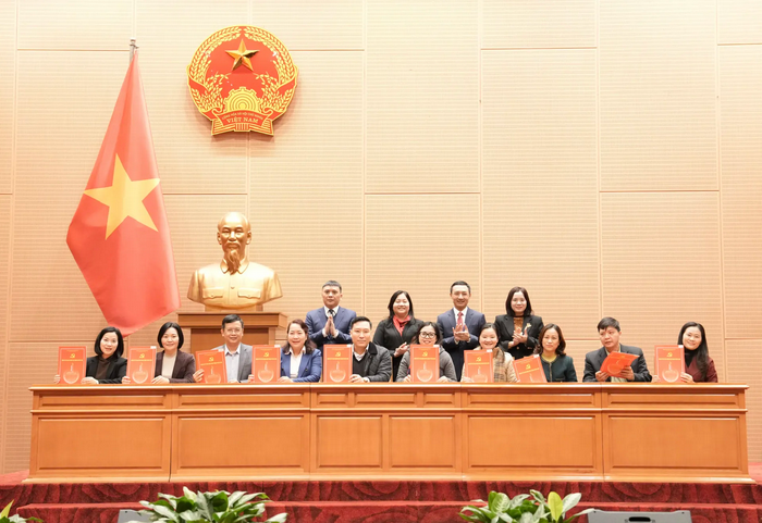 Đảng ủy UBND Thành phố Hà Nội chuyển giao 26 tổ chức Đảng về trực thuộc Đảng ủy 19 xã, phường