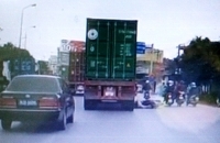 Nam thanh niên ngã xe máy vào gầm xe tải tử vong